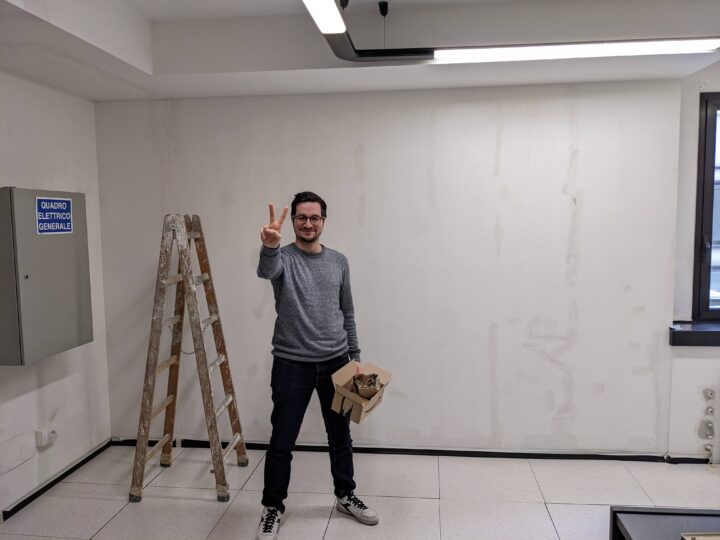 Christian durante l'imbiancatura dell'ingresso team building Midable Digital Agency