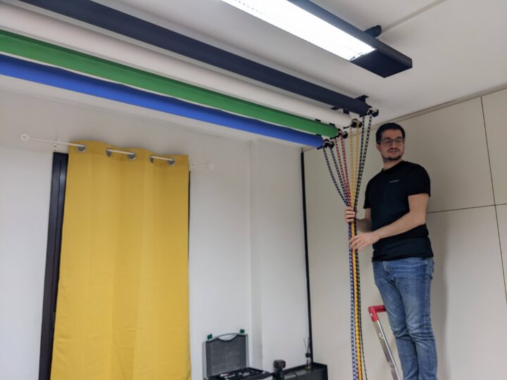 Christian monta i fondali per la fotografia in studio team building Midable Digital Agency