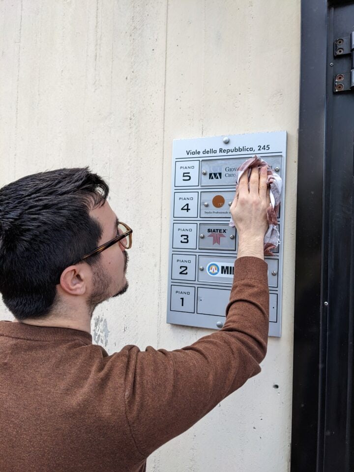 Christian pulisce l'insegna dell'ingresso team building Midable Digital Agency