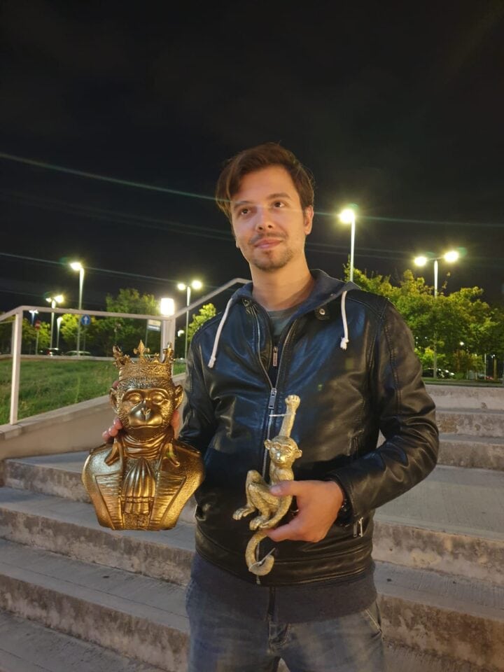 Lorenzo con le scimmie dorate team building Midable Digital Agency