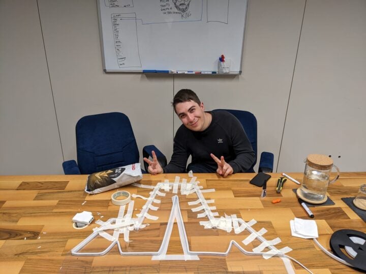 Mirco finisce di incollare l'insegna del logo a led team building Midable Digital Agency