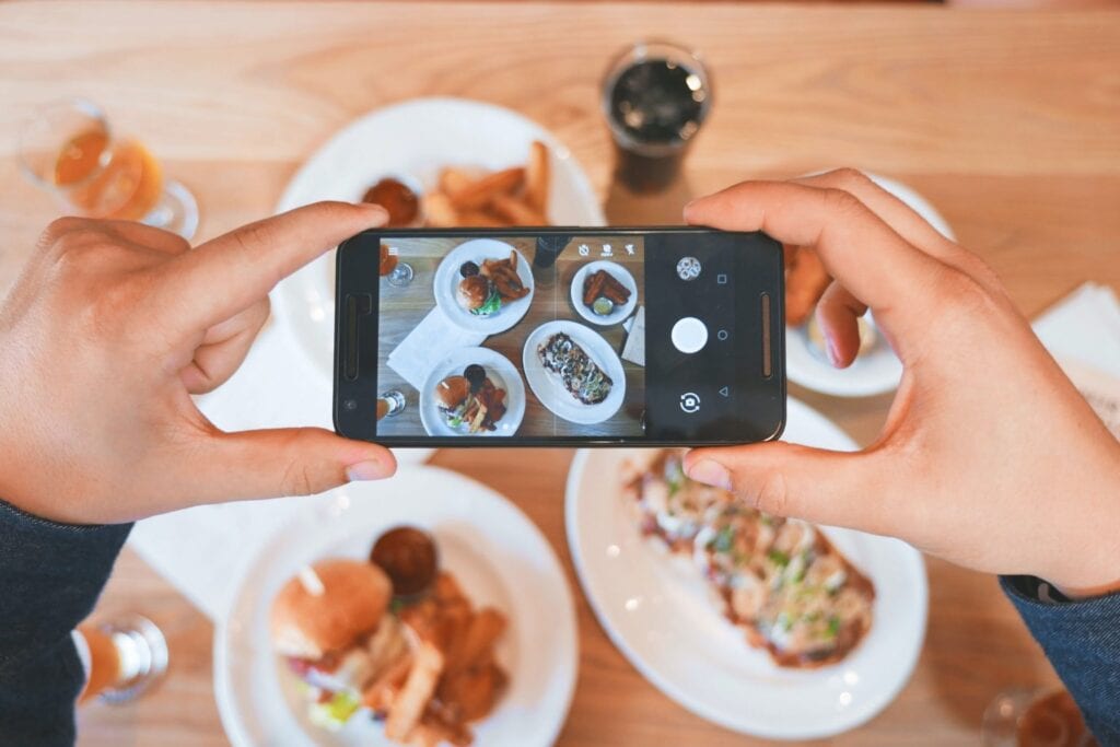 Selfie a tavola per fare food marketing
