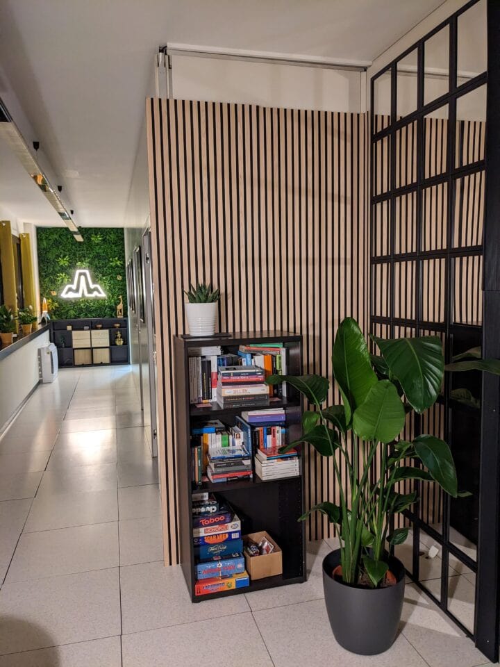 Il corridoio di Midable dopo i primi lavori team building Midable Digital Agency