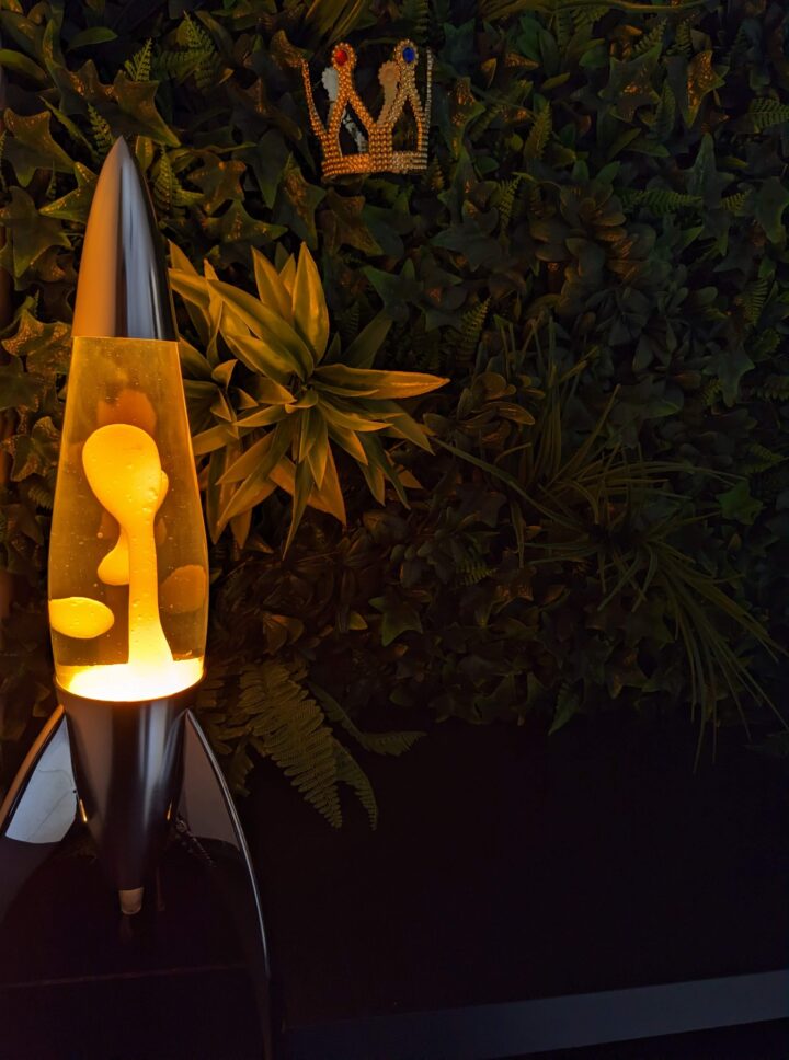 Lava lamp, corona e parete di piante team building Midable Digital Agency