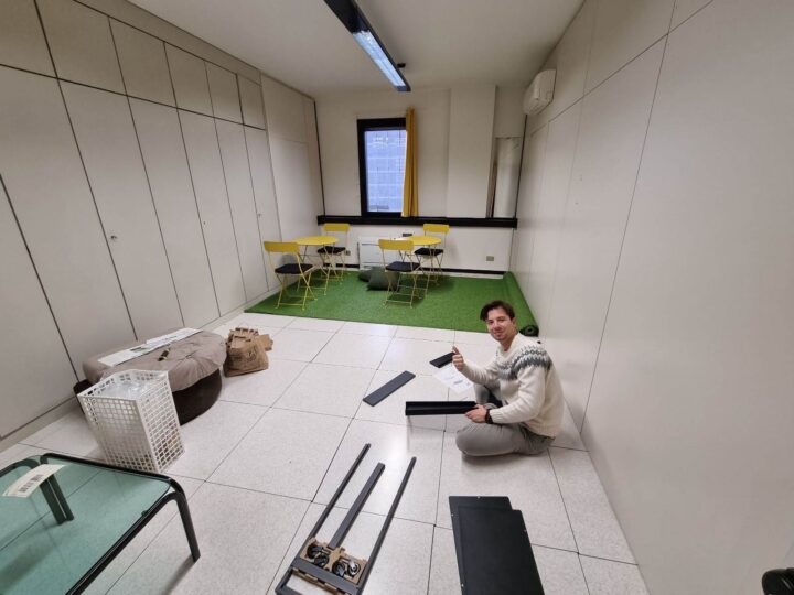 Lavori e montaggio mobili in area Relax team building Midable Digital Agency