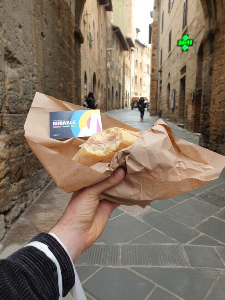 Panino e biglietto da visita di Midable team building Midable Digital Agency