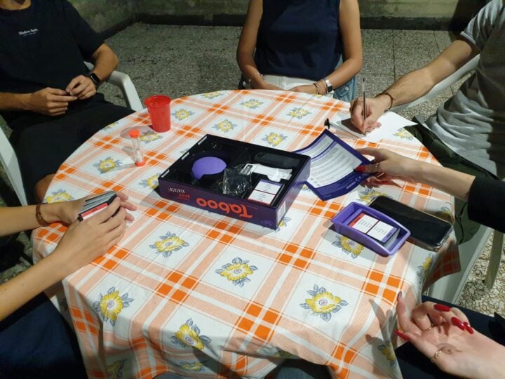 Partita a Taboo e giochi in scatola sul terrazzo team building Midable Digital Agency