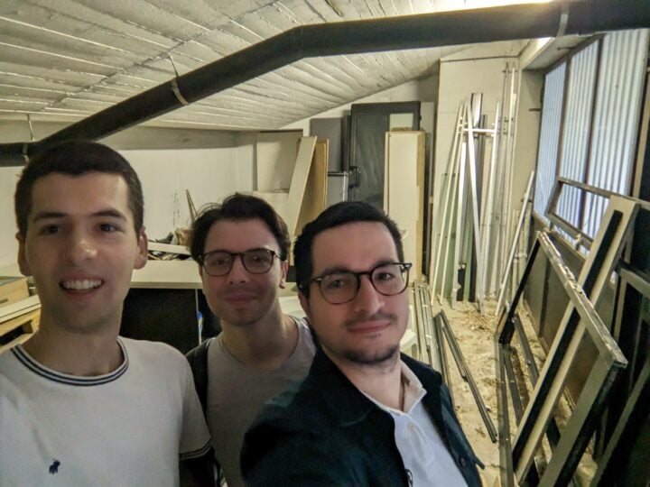 Selfie prima dello svuotamento del deposito team building Midable Digital Agency