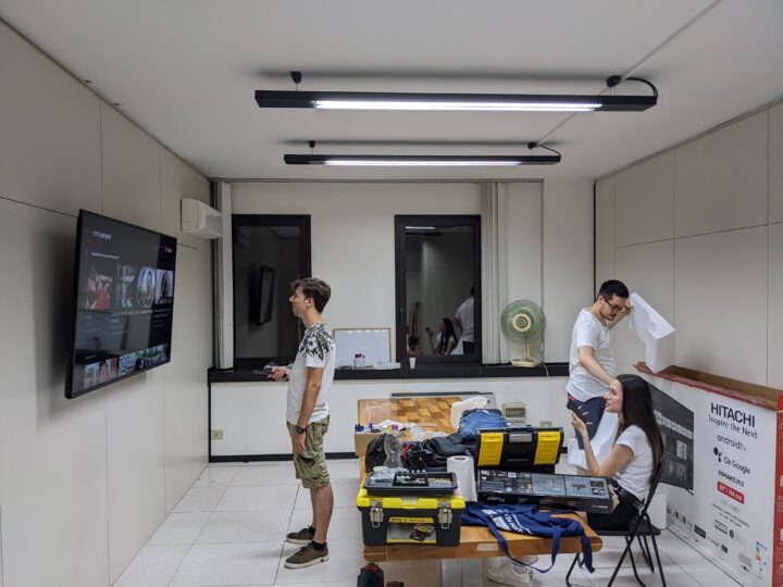 Sessione di lavori in sala riunioni team building Midable Digital Agency