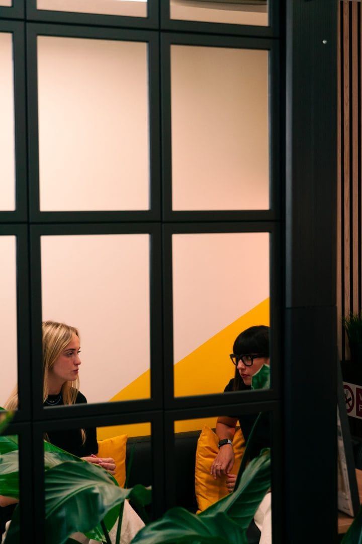 Chiara e Marta parlano dei progetti in agenzia Midable Digital Agency