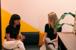 Chiara e Marta parlano di marketing in agenzia Midable Digital Agency