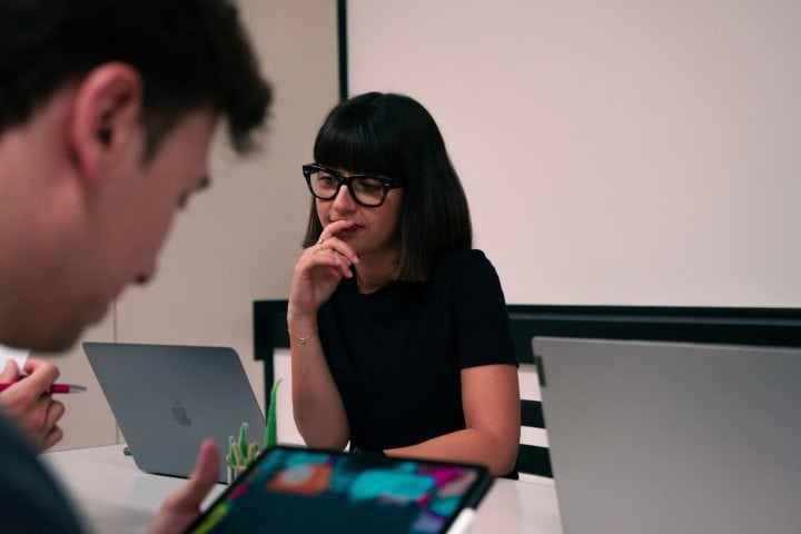 Marta al pc durante la riunione di agenzia Midable Digital Agency