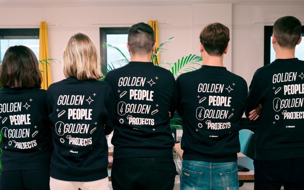 Team Di Midable Con Felpa Golden People 4 Golden Projects Midable Digital Agency